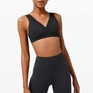 Lululemon Get in Line bra - size 6 - BRAND NEW